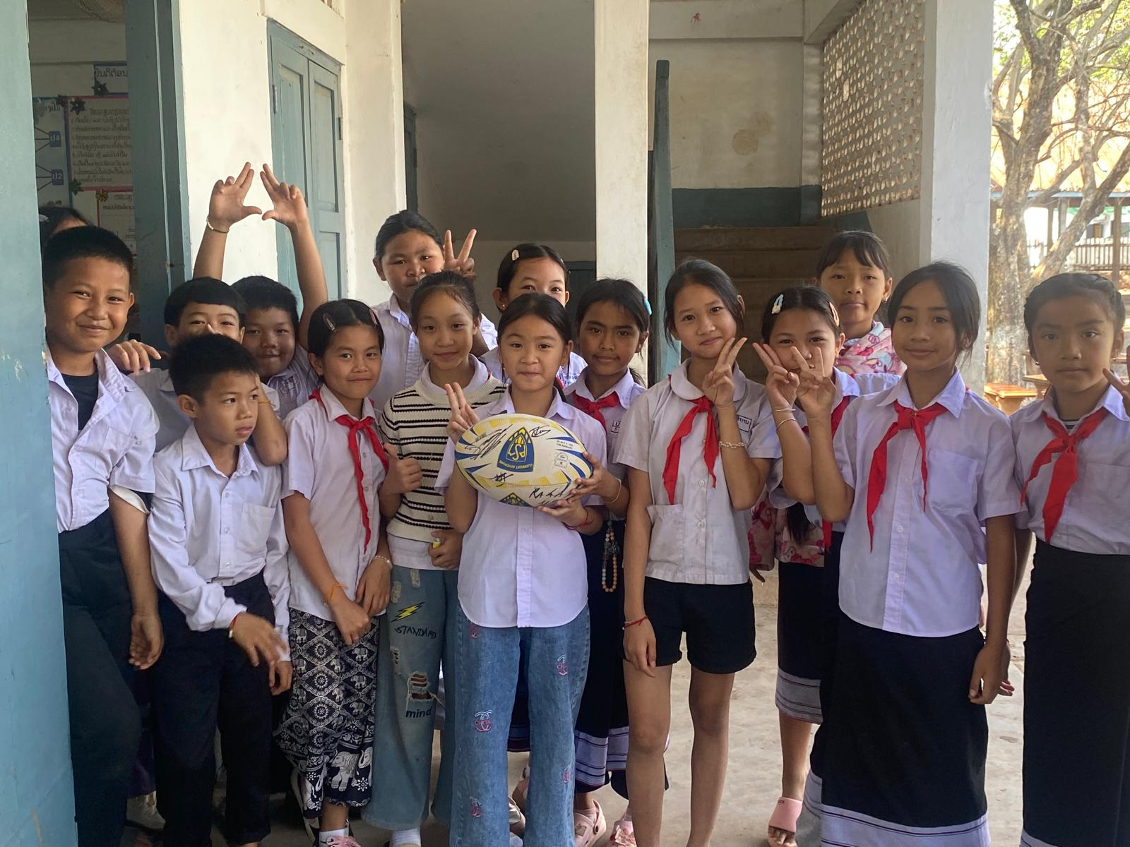 Des élèves au Laos avec le ballon de Rugby